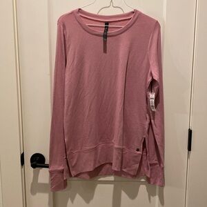 Ladies Gaiam Long Sleeve Top.  Slits on both‎ side at bottom of shirt.